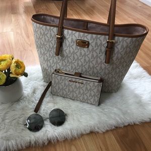 Micheal Kors Signature Medium Tote